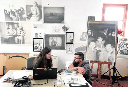 El taller de pintura cuenta con una ubicación privilegiada, en la parte superior del convento. Cada artista (sobre estas líneas, María Rosa Aránega charla con el tutor Rafael Jiménez) dispone de un rincón para su actividad