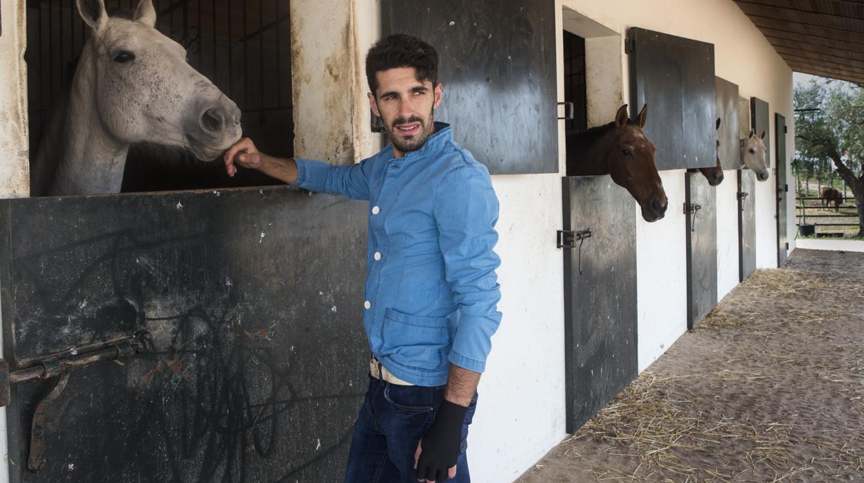 Alejandro Talavante, posando junto a los caballos de su finca de Olivenza