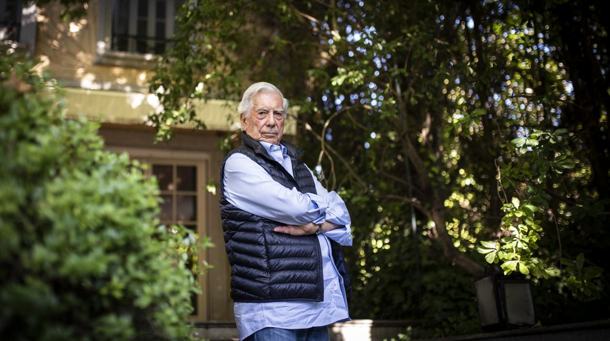 El escritor Mario Vargas Llosa, fotografiado en su domicilio madrileño