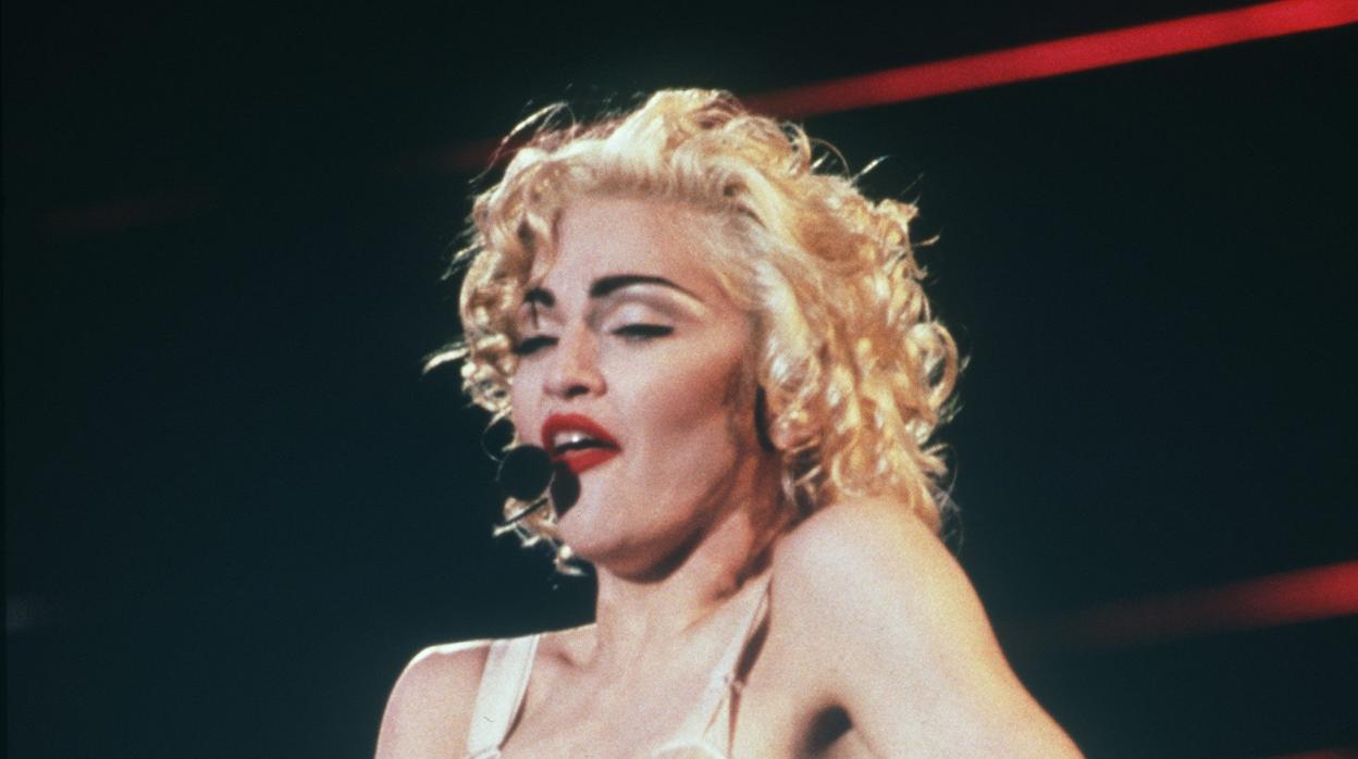 Madonna, en su gira «Blond Ambition» en 1990