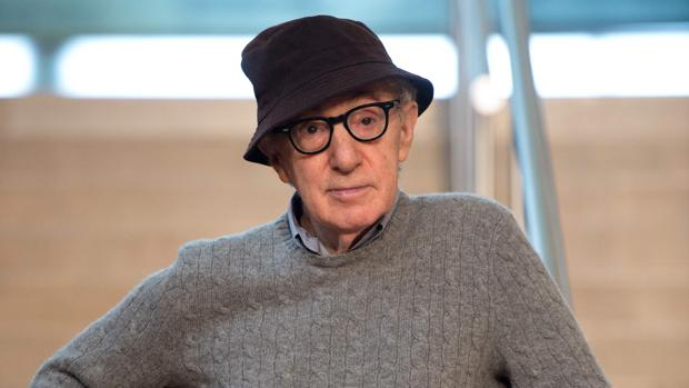 Woody Allen cambia de editorial y publica sus memorias sin avisar