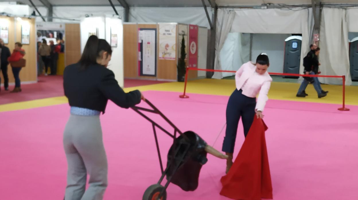 Dos alumnas de la Escuela Taurina de Badajoz, en la pasada Feria de Olivenza