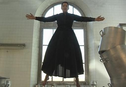 Marina Abramovich, "The Kitchen Levitation"