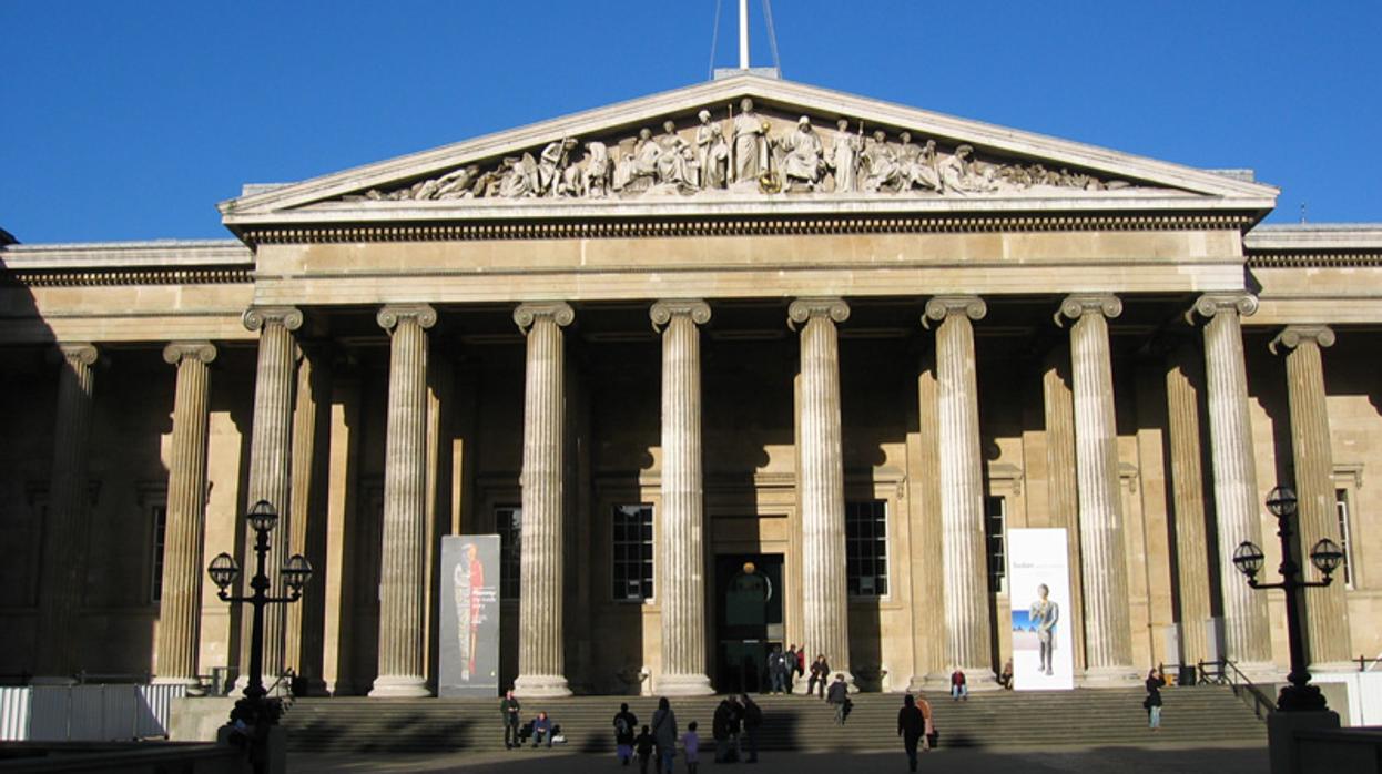 Entrada del British Museum, en Londres