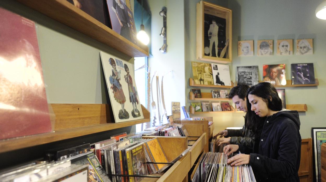 Interior de una tienda de discos