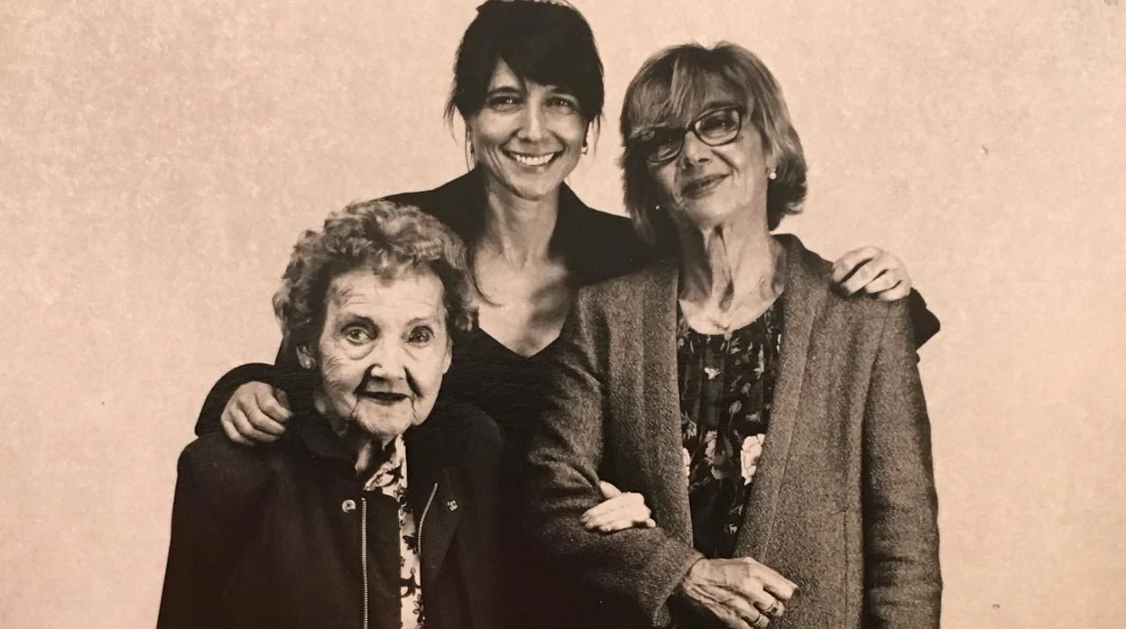 Laura Ferrero (en el centro) junto a su abuela y su madre