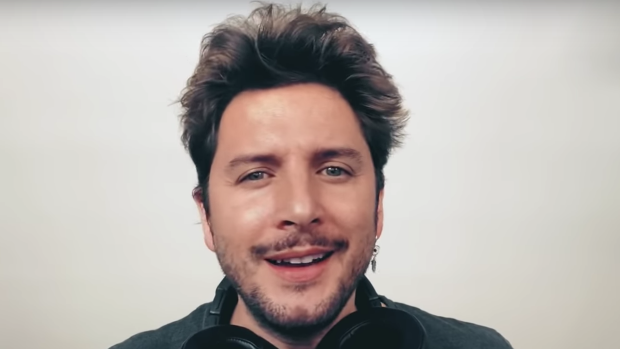 «Resistiré»: Manuel Carrasco, Bisbal, Melendi, Rozalén y otras estrellas del pop se unen para cantar esta canción desde sus casas como un himno