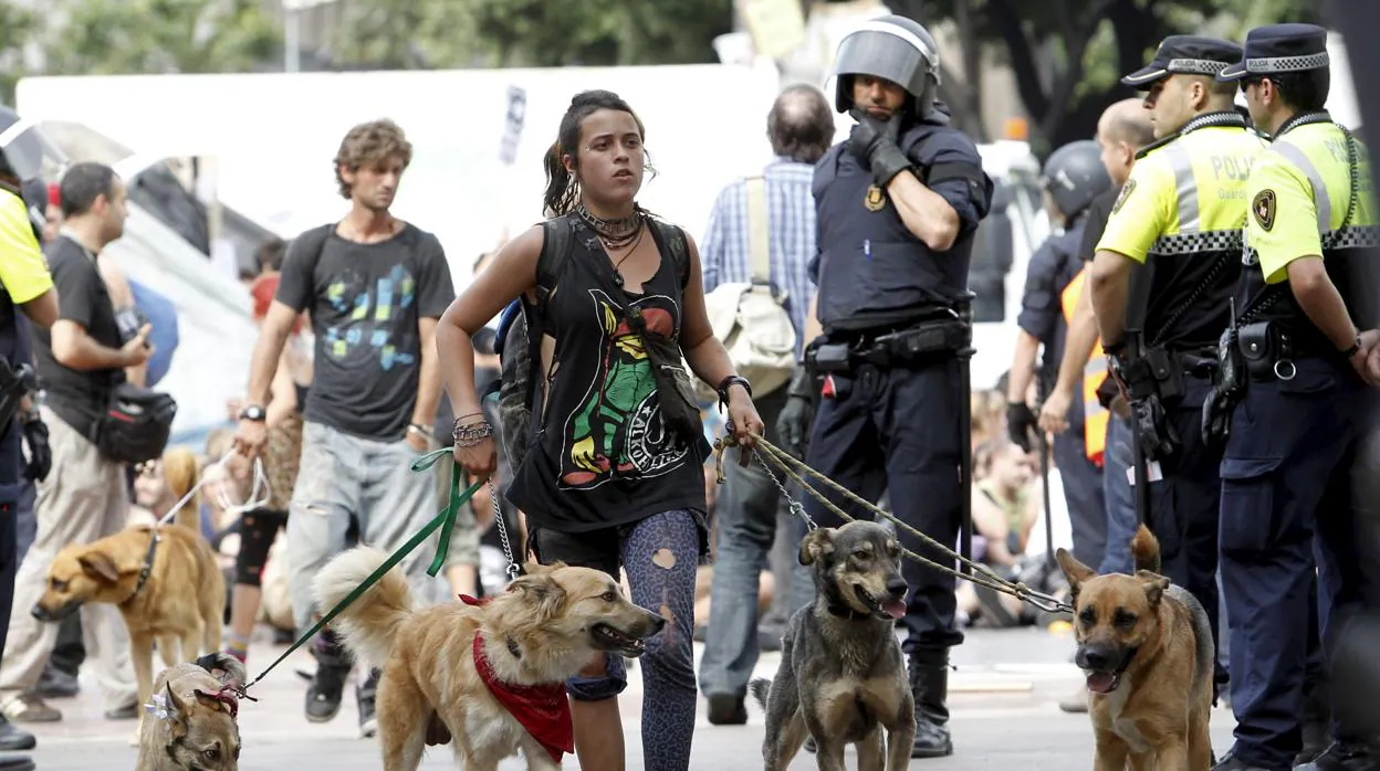 Una joven abandona la plaza de Cataluña de Barcelona durante el 15M