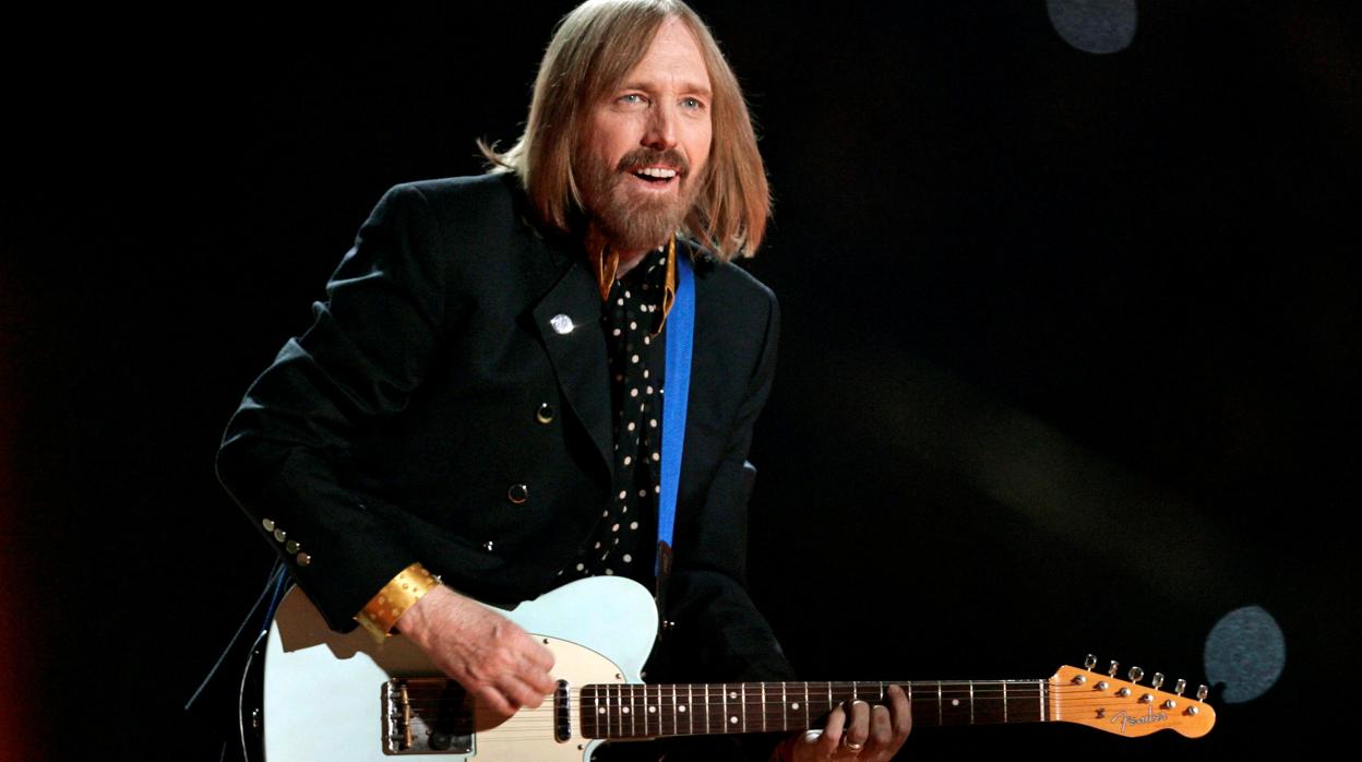 Tom Petty durante su actuación en la Super Bowl de 2008