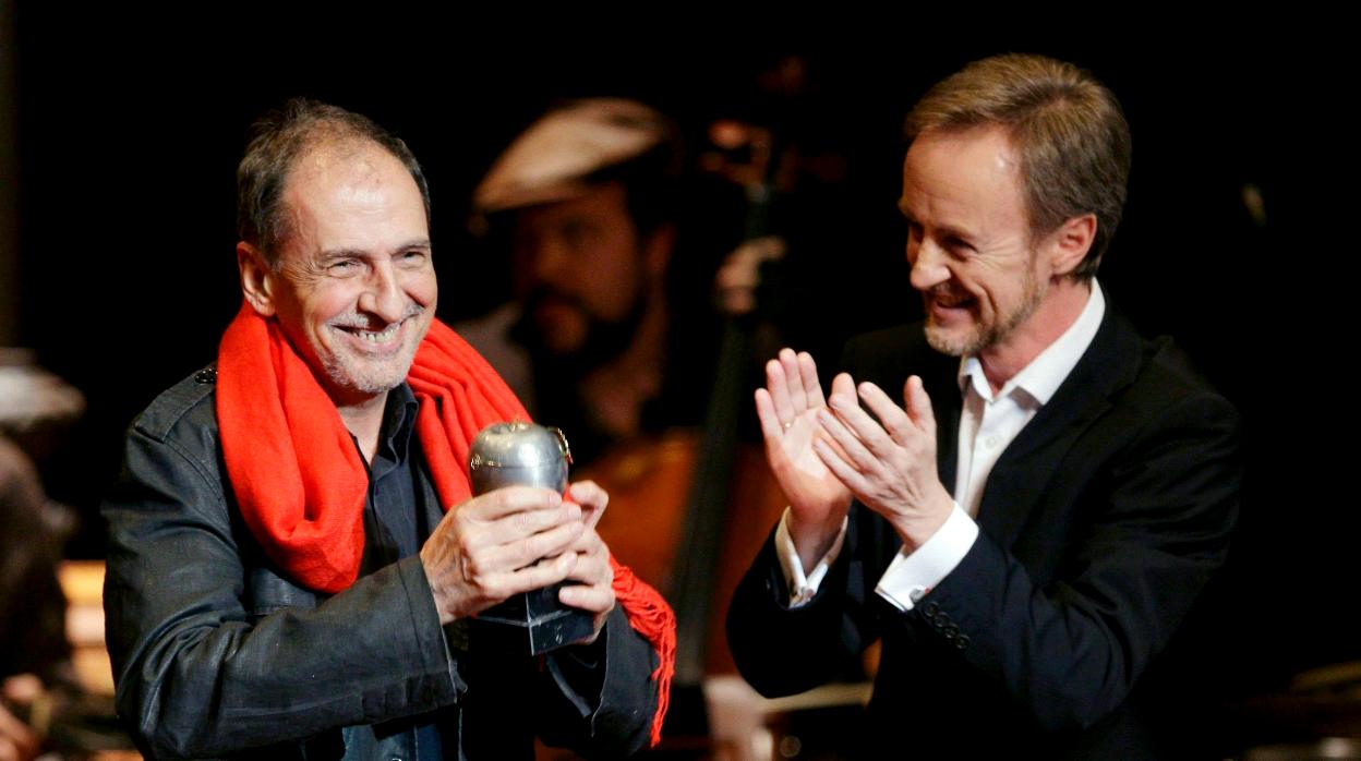 Josep Maria Benet i Jornet, en 2010, con Carlos Hipólito en la entrega de los premios Max