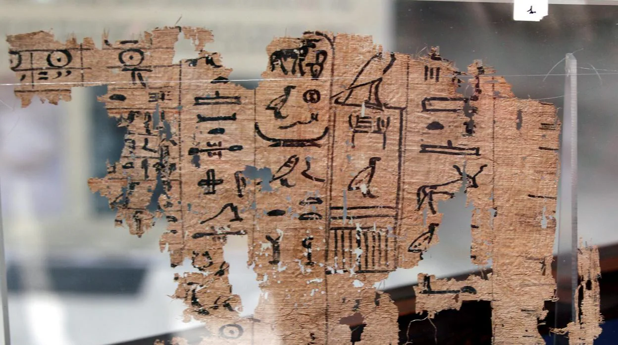 Foto de archivo de un papiro de Faraón Keops