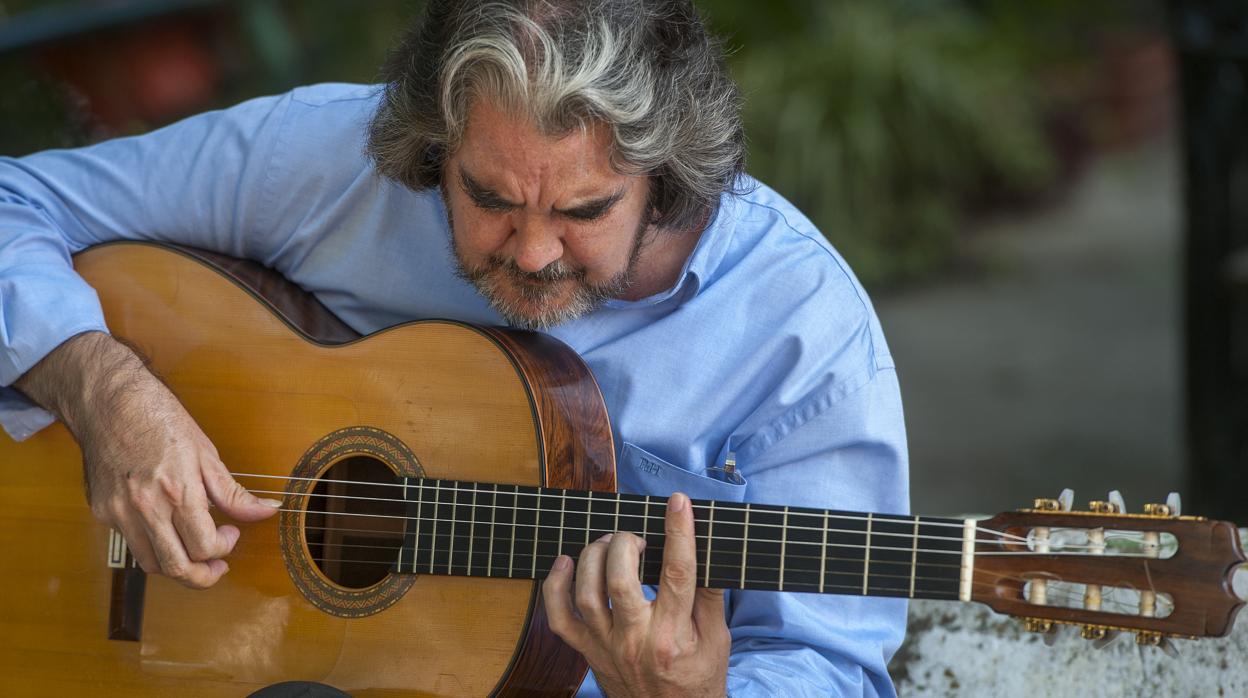 Rafael Riqueni tocando al aire libre