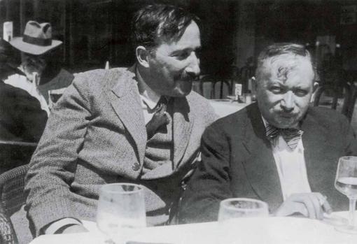 Stefan Zweig (a la izquierda) y Joseph Roth en un bar de Ostende (Suiza), en 1936