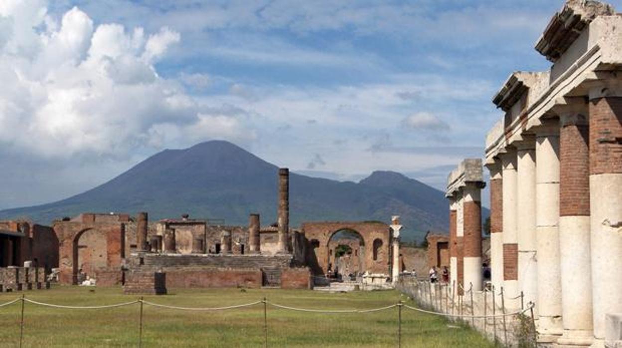 Pompeya, con el Vesubio al fondo