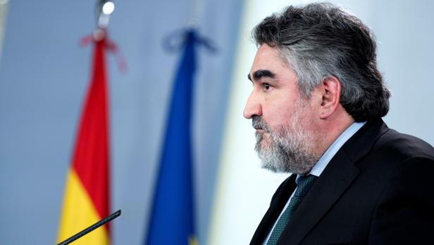 Rodríguez Uribes trata de revertir en una semana el daño causado por el enfado del sector  