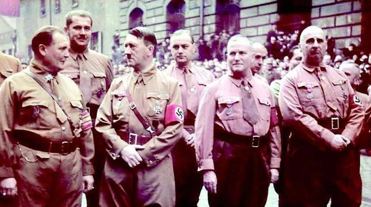 Los dirigentes del Partido Nazi, con sus camisas pardas, en los años de lucha por el control de Alemania