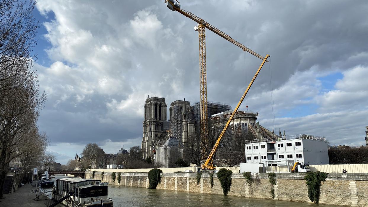 La catderal de Notre Dame, en la víspera del primer aniversario de su fatal incendio