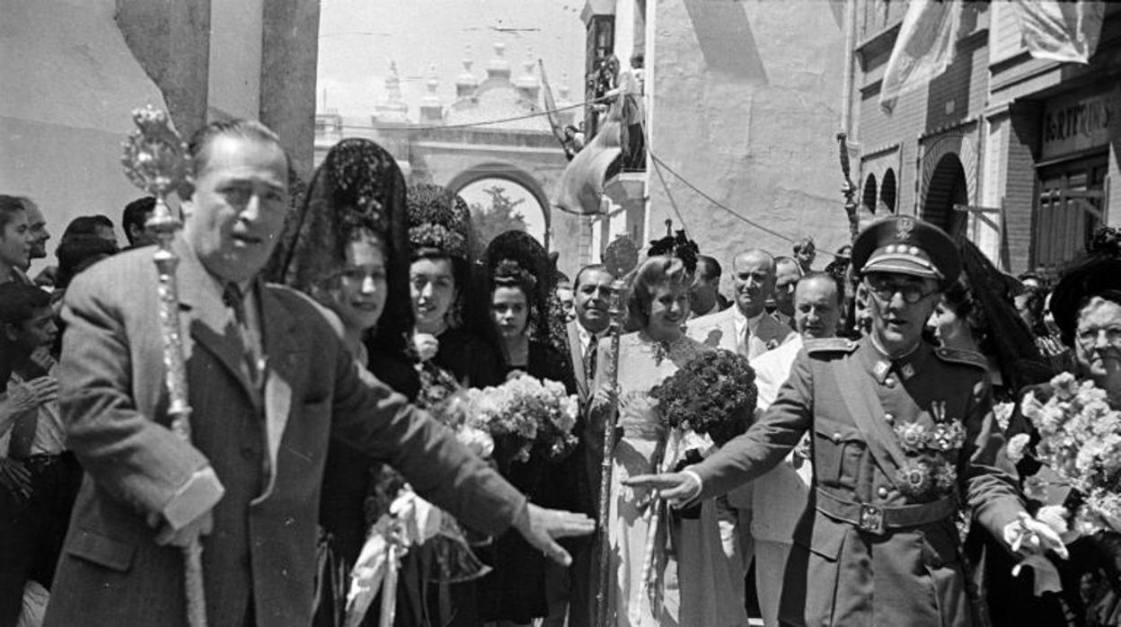 Eva Perón durante la visita que realizó a la Macarena en Sevilla en 1947