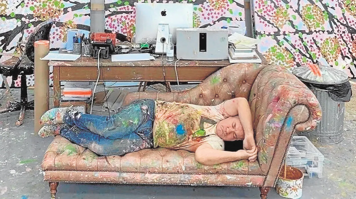 Damien Hirst, en el diván de su estudio, plagado de manchas de pintura