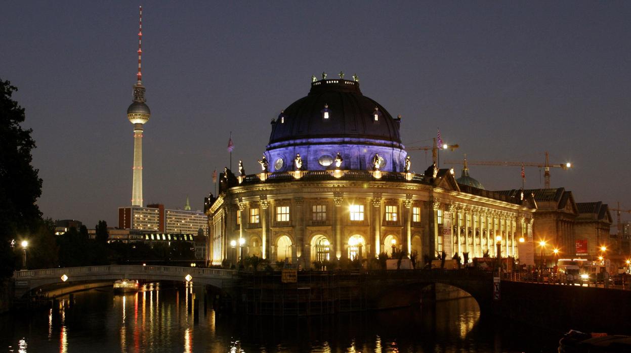 Imagen nocturna del Bode Museum, en la Isla de los Museos de Berlín