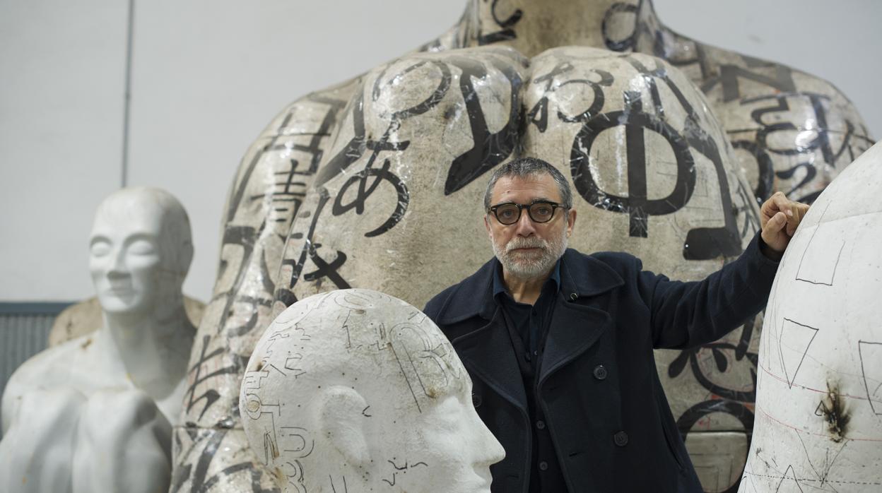 Jaume Plensa, en su estudio junto a algunas de sus esculturas