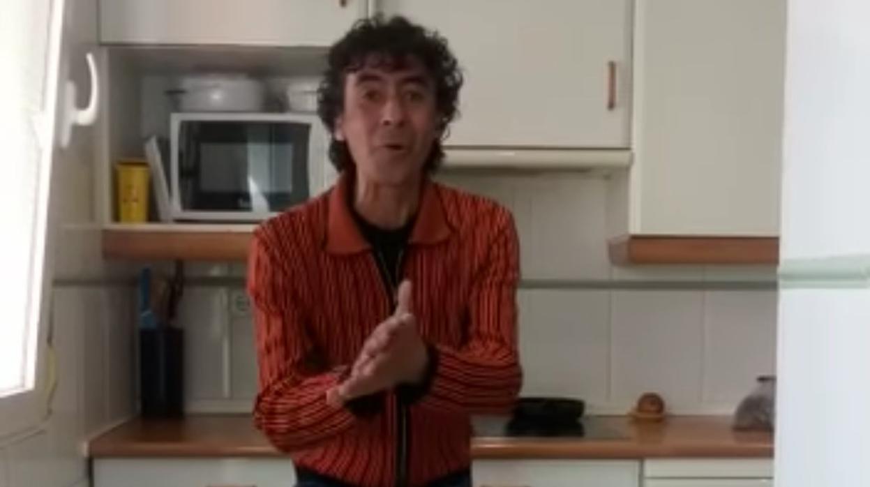 Captura de un vídeo de Tomasito en su cocina