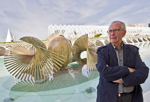 Manolo Valdés posa en el lago del Museo Príncipe Felipe de la Ciudad de las Artes y las Ciencias junto a sus esculturas