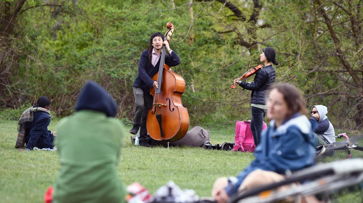 Dos músicos tocan en el parque Gleisdreieck de Berlín, ayer