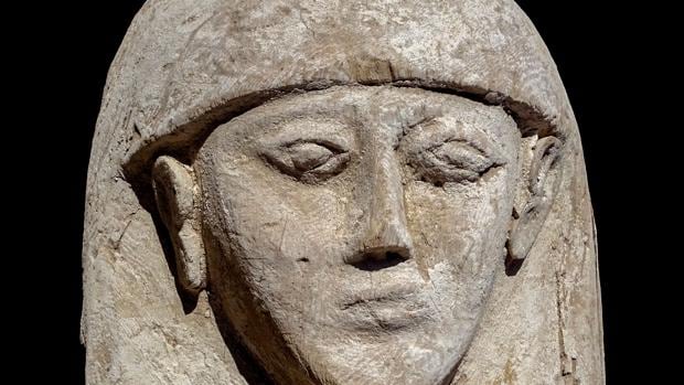 Arqueólogos españoles descubren en Egipto la momia y el ajuar de una joven que vivió hace 3.600 años