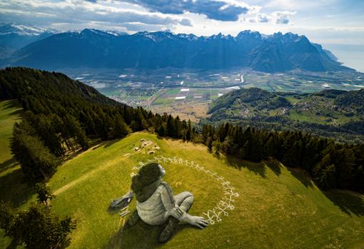 «Más allá de la crisis», la gigantesca obra de arte que lanza un mensaje de paz en tiempos de pandemia