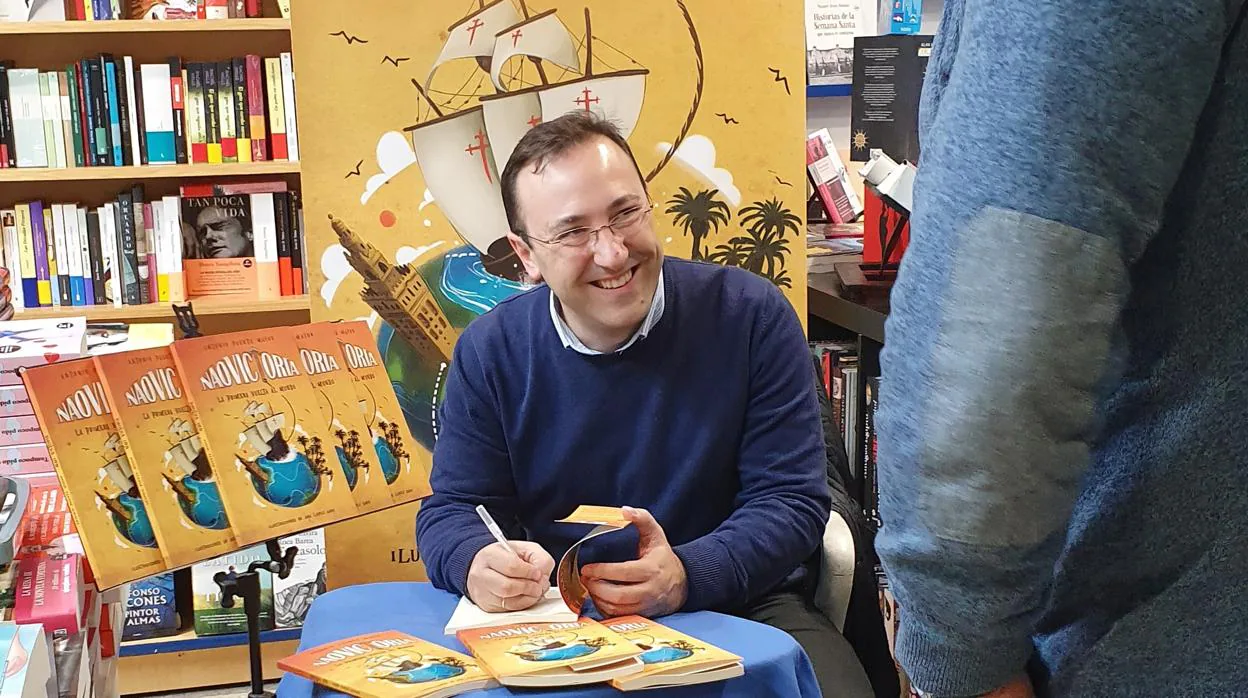 Antonio Puente Mayor firmando ejemplares de su nuevo libro