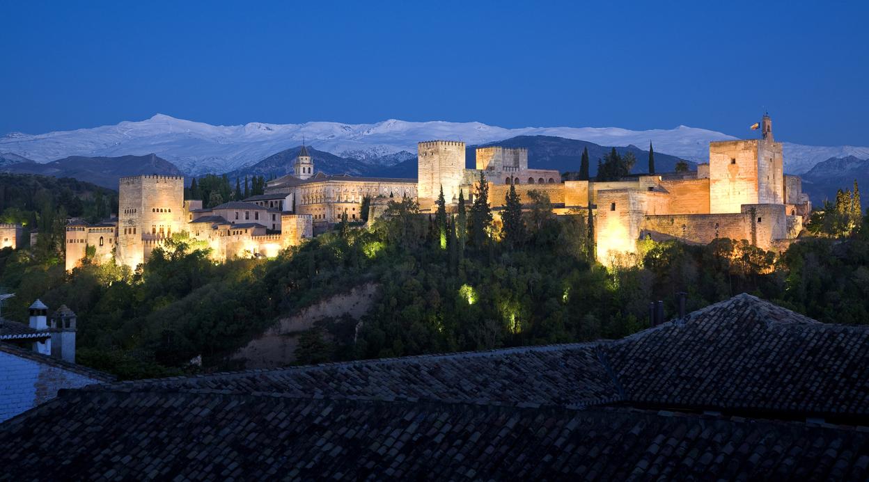 Vista nocturna de la Alhambra