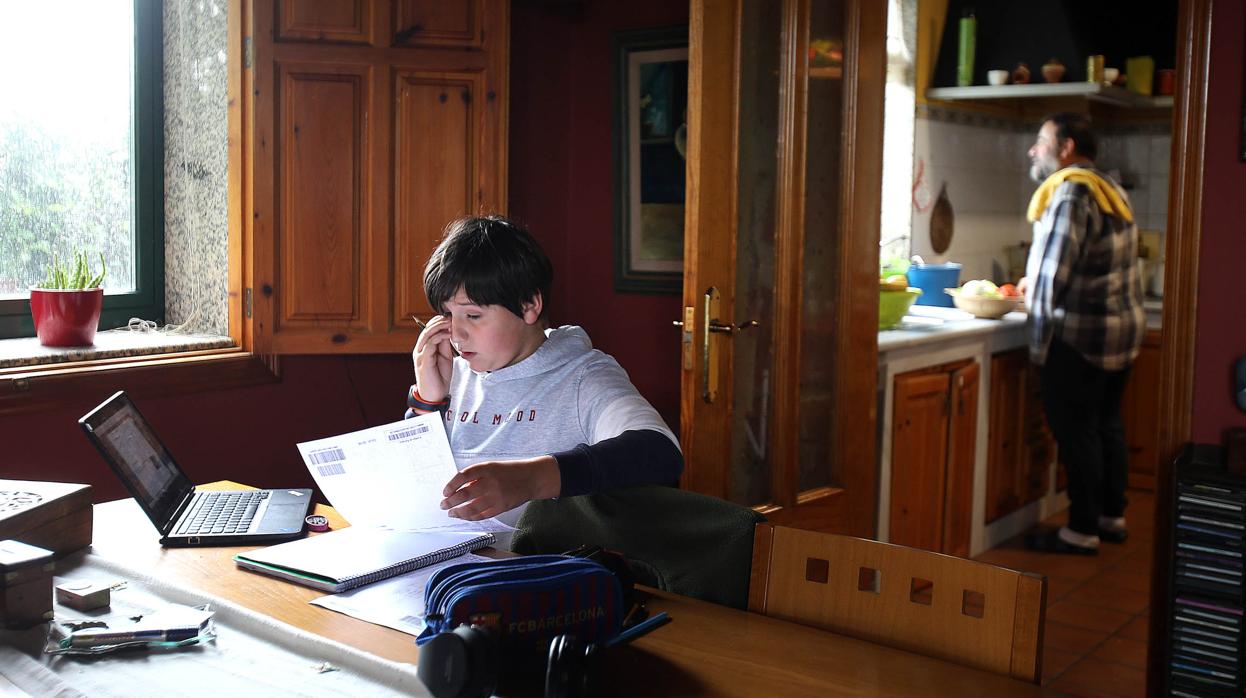 Niño estudiando en su casa en este tiempo de confinamiento