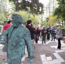 Lectura a la orilla de la estatua de De Ory en la Alameda.