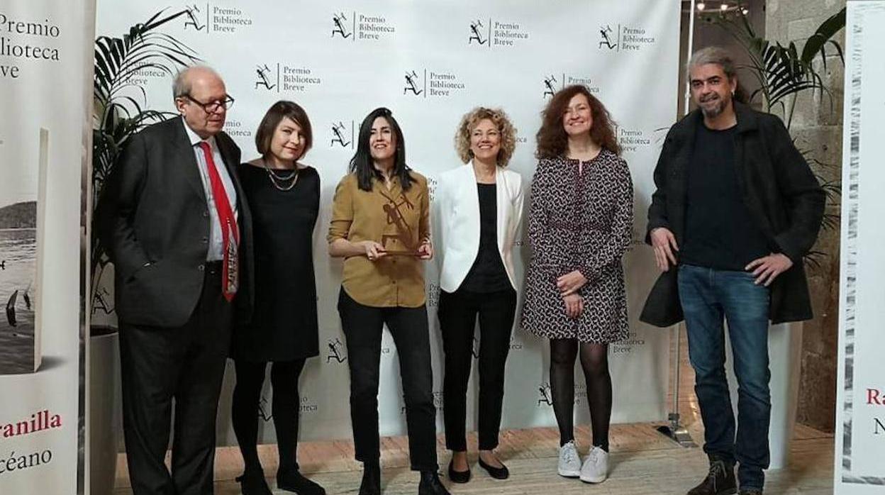 Raquel Taranilla, con la estatuilla del Premio Seix Barral, fotografiada junto al jurado