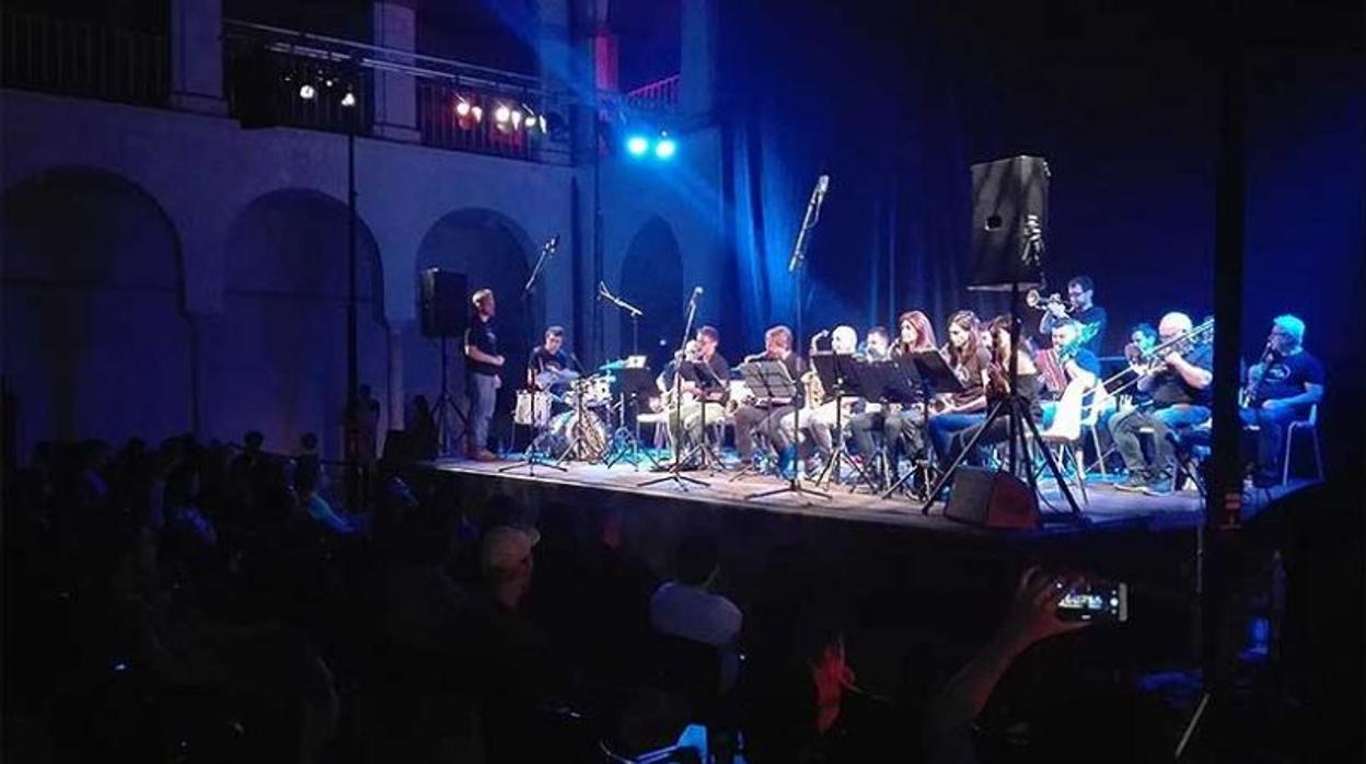 Actuación de la SurSonora Big Band en el patio del Cicus en la edición de 2019 del festival