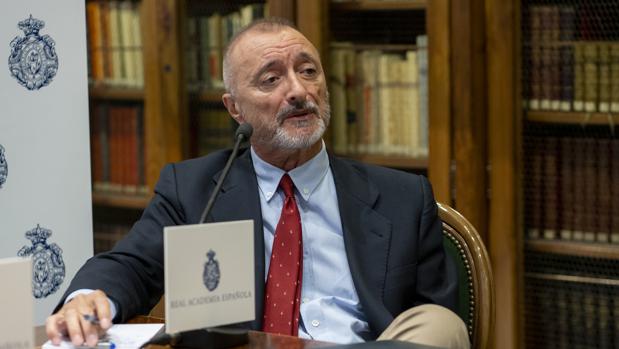 El ingenioso tuit con el que el académico de la RAE Arturo Pérez-Reverte se rebela contra las normas de acentuación