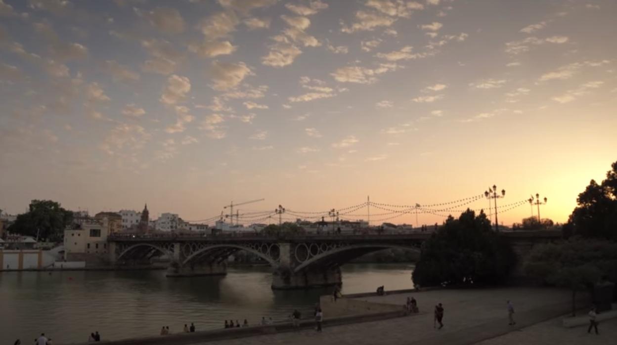 Fotogama del documental con el atardecer en el puente de Triana