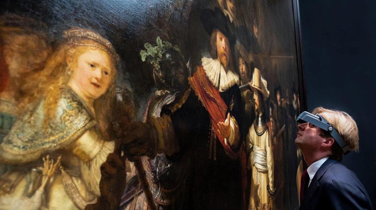 Taco Dibbits, director del Rijksmuseum, admirando «La Ronda de Noche», de Rembrandt