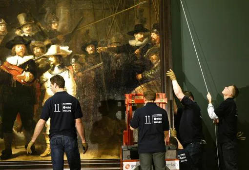 Trabajadores del museo holandés, descolgando el cuadro en 2003, que fue trasladado por última vez durante las obras de restauración del Rijksmuseum