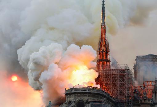 El templo ardiendo la tarde del 15 de abril de 2019