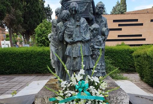 La hermandad de la Macarena ha colocado flores en el cementerio de San Fernando, sobre el mausoleo que realizó Benlliure