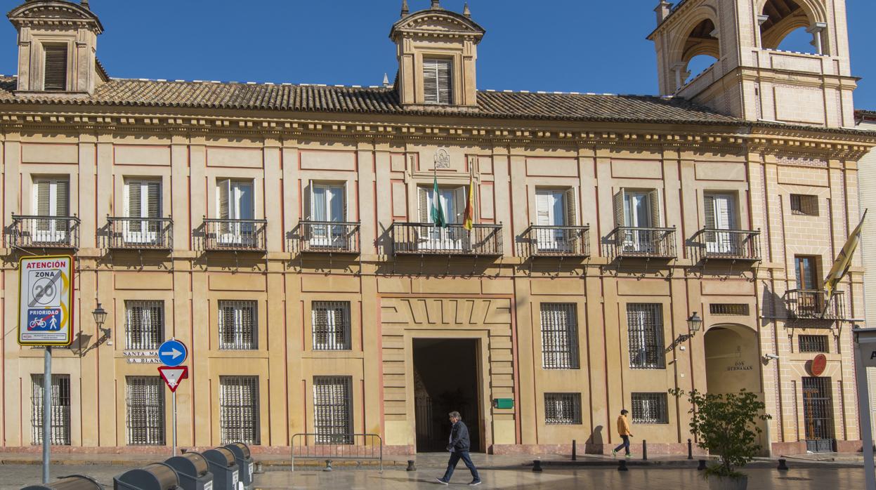 Ahora hay que pasar por la comisión de patrimonio para obras mínimas en el interior de viviendas en el entorno del Palacio de Altamira, que es un BIC