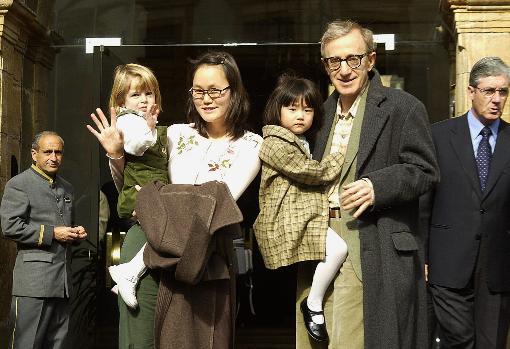 Woody Allen, junto a su mujer Soon-Yi y sus dos hijos adoptivos