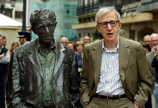 Woody Allen posa junta a su estatua en Oviedo