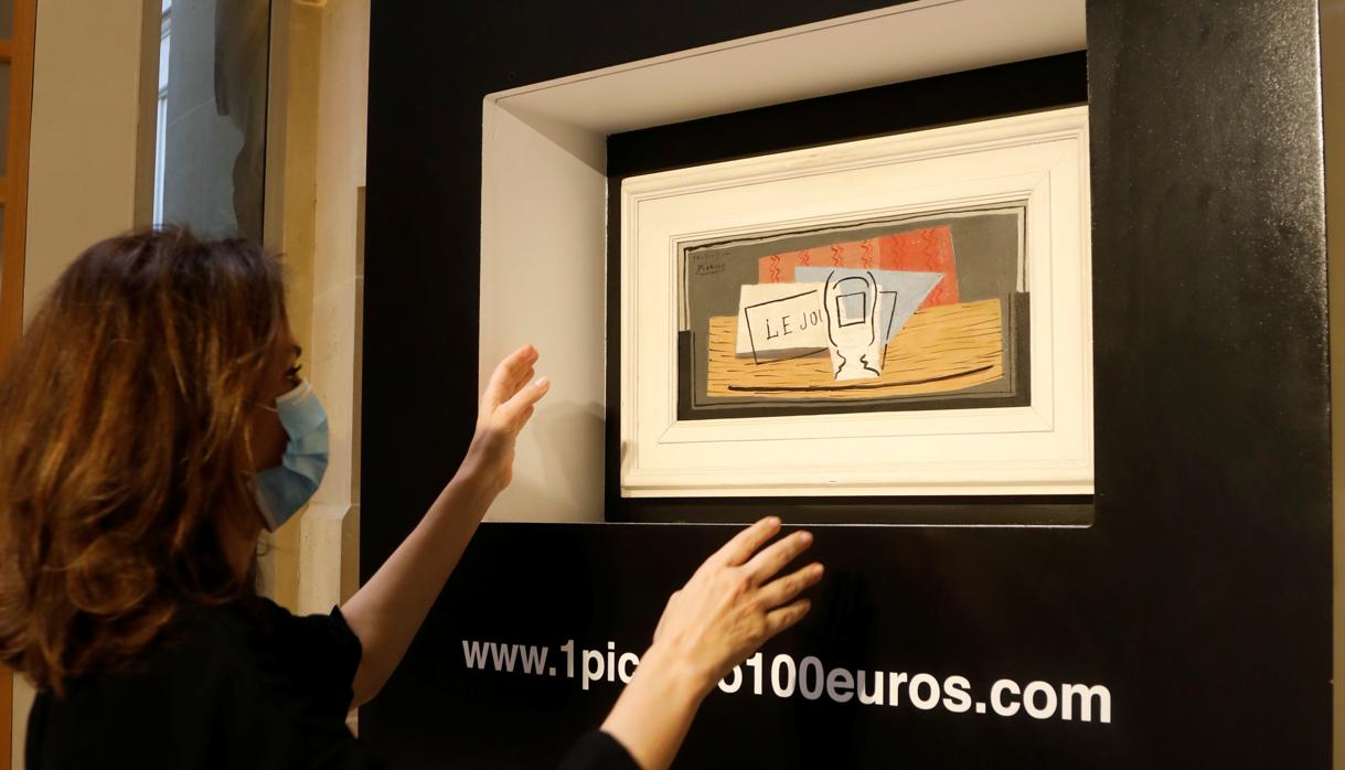 La organizadora del sorteo, Peri Cochin, posa con la pintura de Pablo Picasso subastada