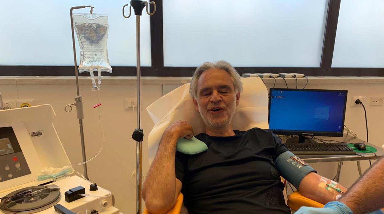 Andrea Bocelli, en el hospital de Pisa en el que ha donado plasma para la investigación tras haber pasado el coronavirus