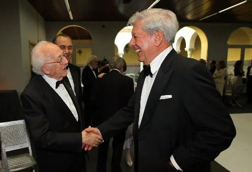 Antonio Mingote saluda a Mario Vargas Llosa en la cela de 2009