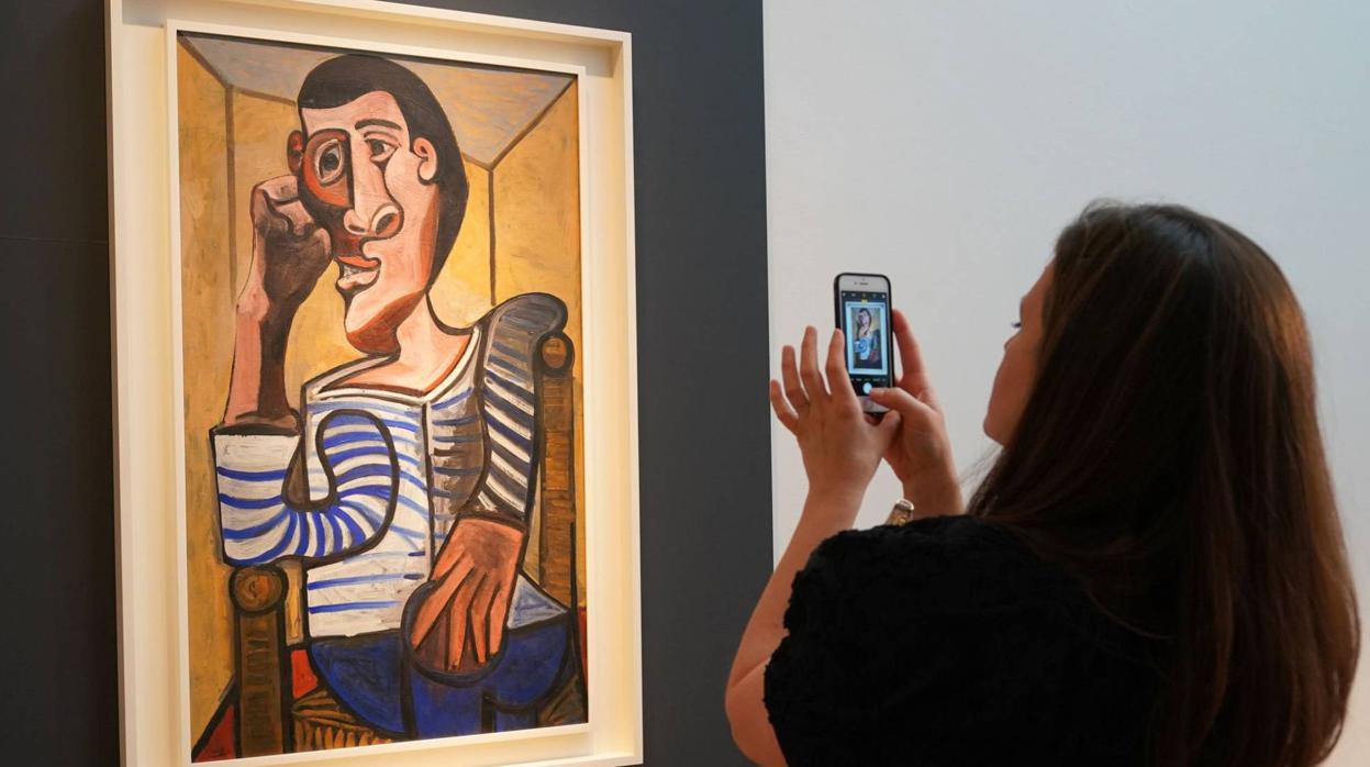 Una mujer fotografía con su móvil «El marinero», de Picasso