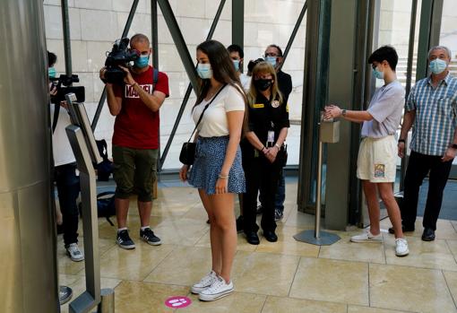La prensa siguió atentamente la reanudación de las visitas al museo bilbaíno